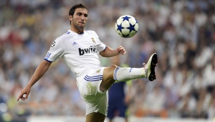 开云APP-外援持球领跑球队，连环进攻令对手眼花缭乱，打球外援